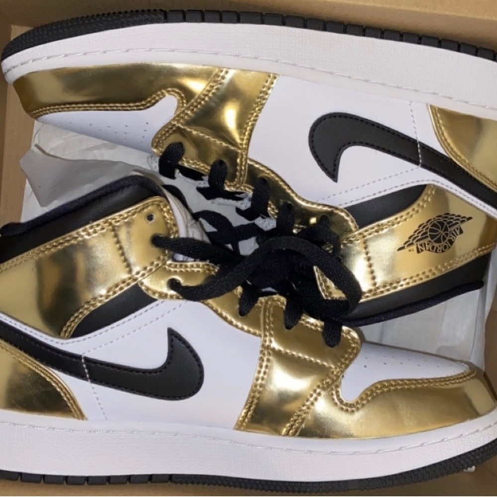 Black & Gold Jordan 1’s